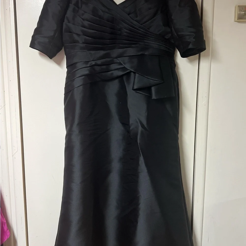 Black Ruched Sweetheart Gown with Cuffed 3/4 Sleeves - Picture 2 of 4